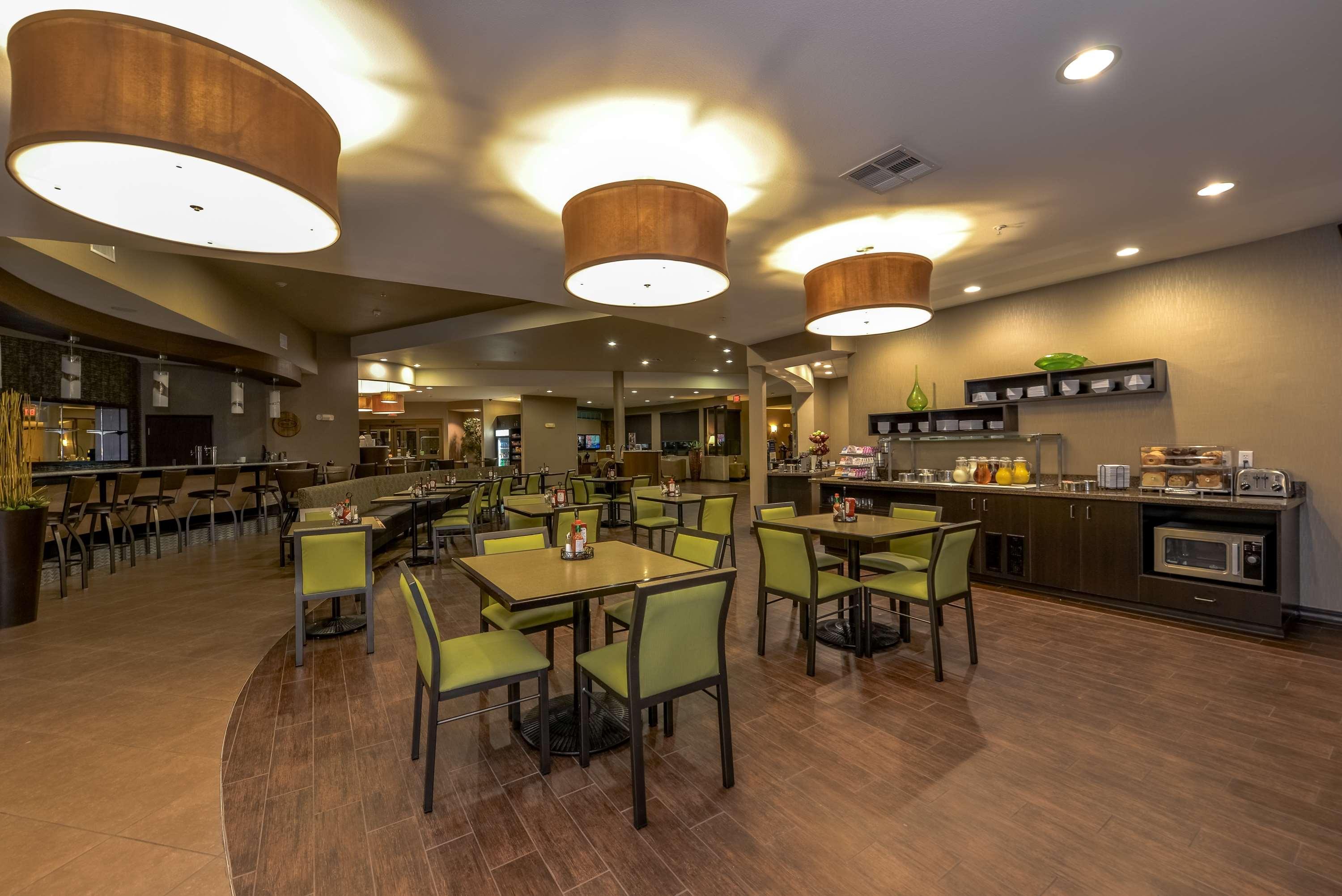 Hotel Western Premier College Station 3*