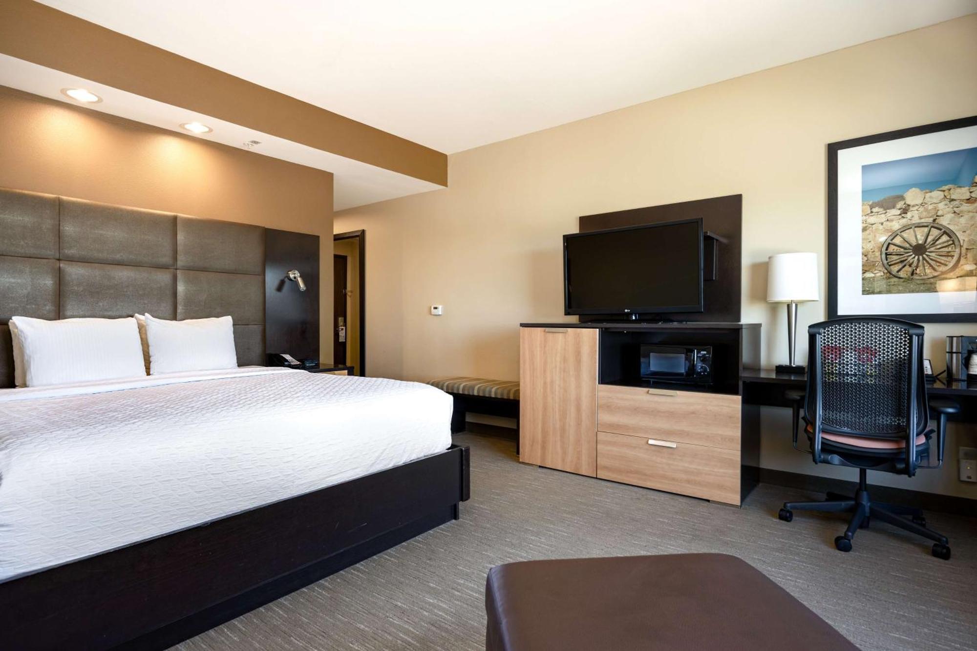 Western Premier College Station Hotel 3*