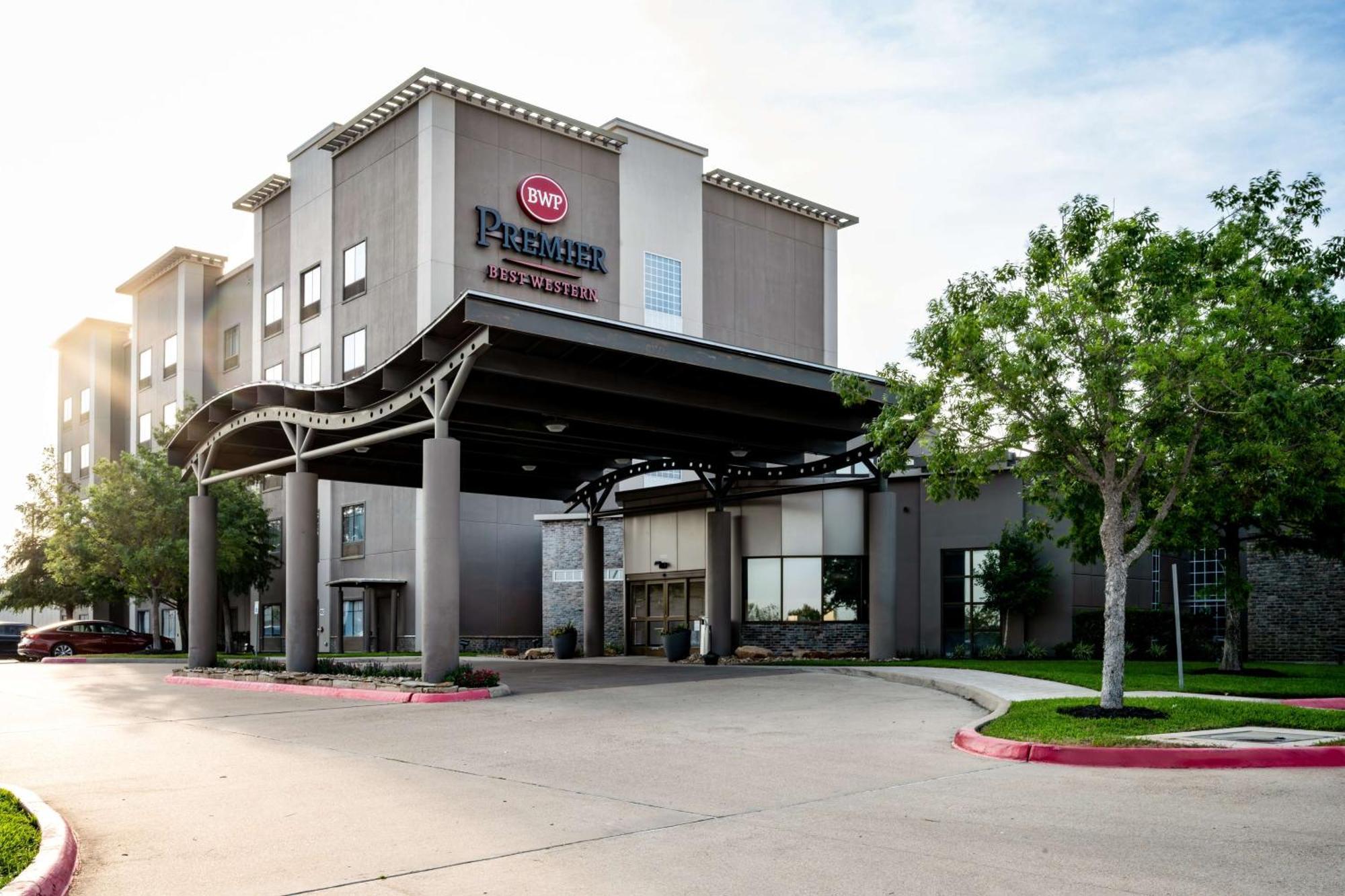 Western Premier College Station 3*