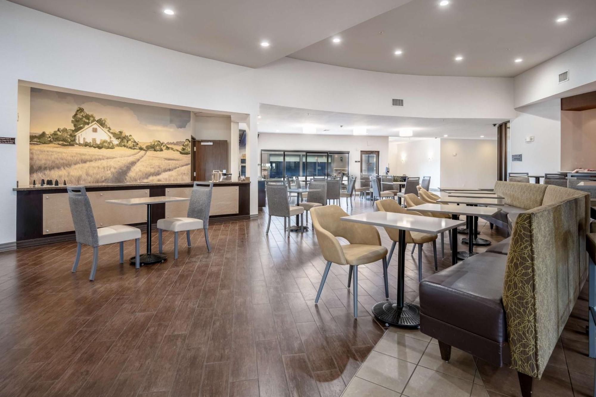 Western Premier College Station Hotel 3*