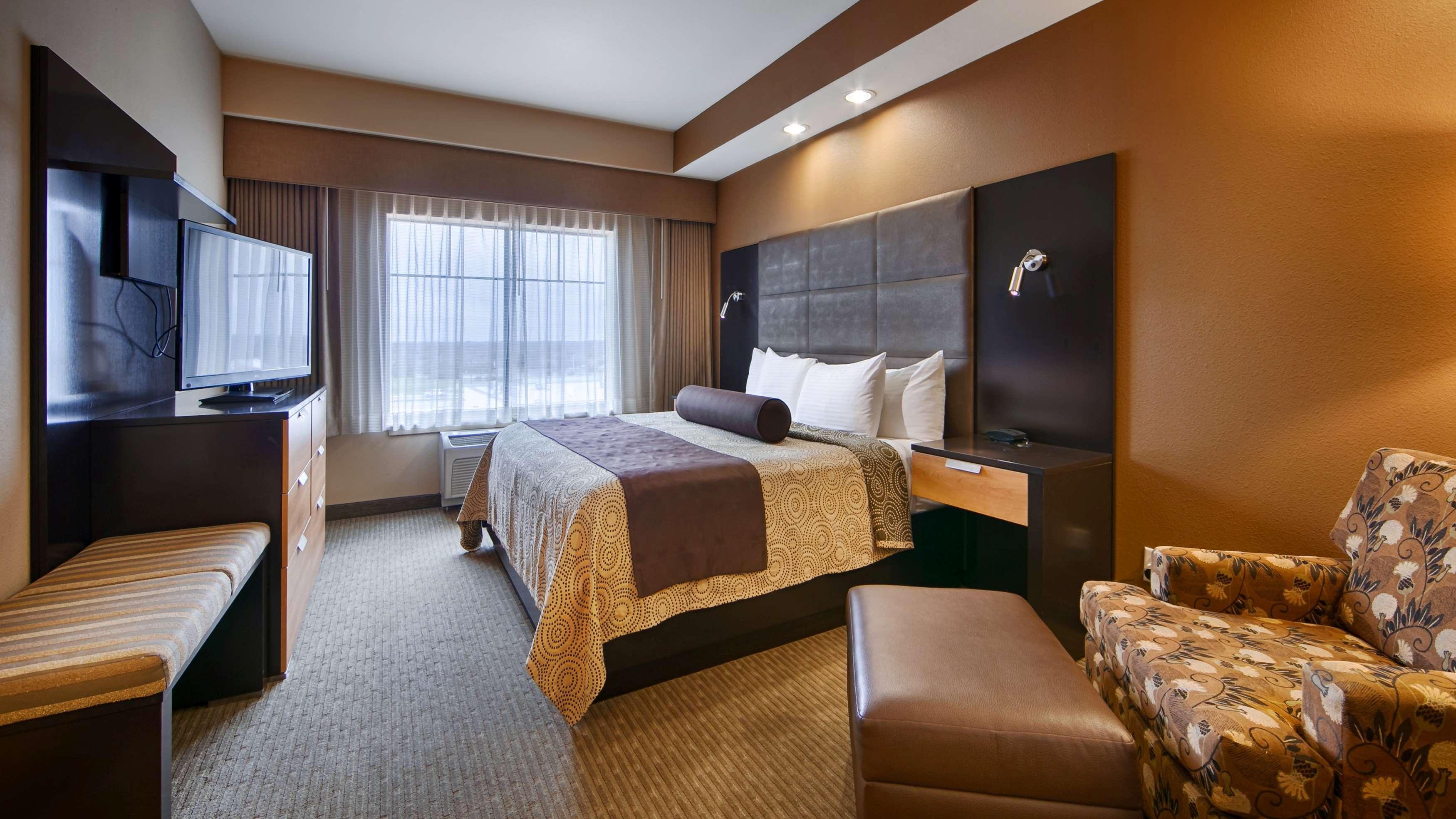 Western Premier College Station 3*